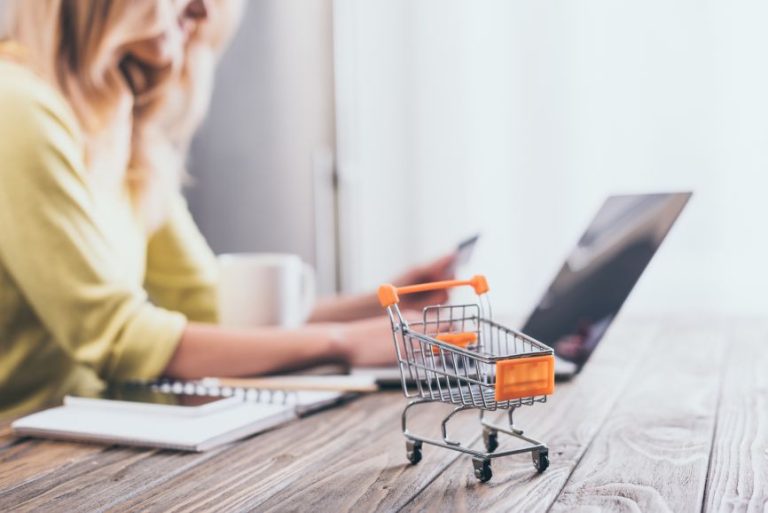 online retail support helps shoppers complete purchases with confidence